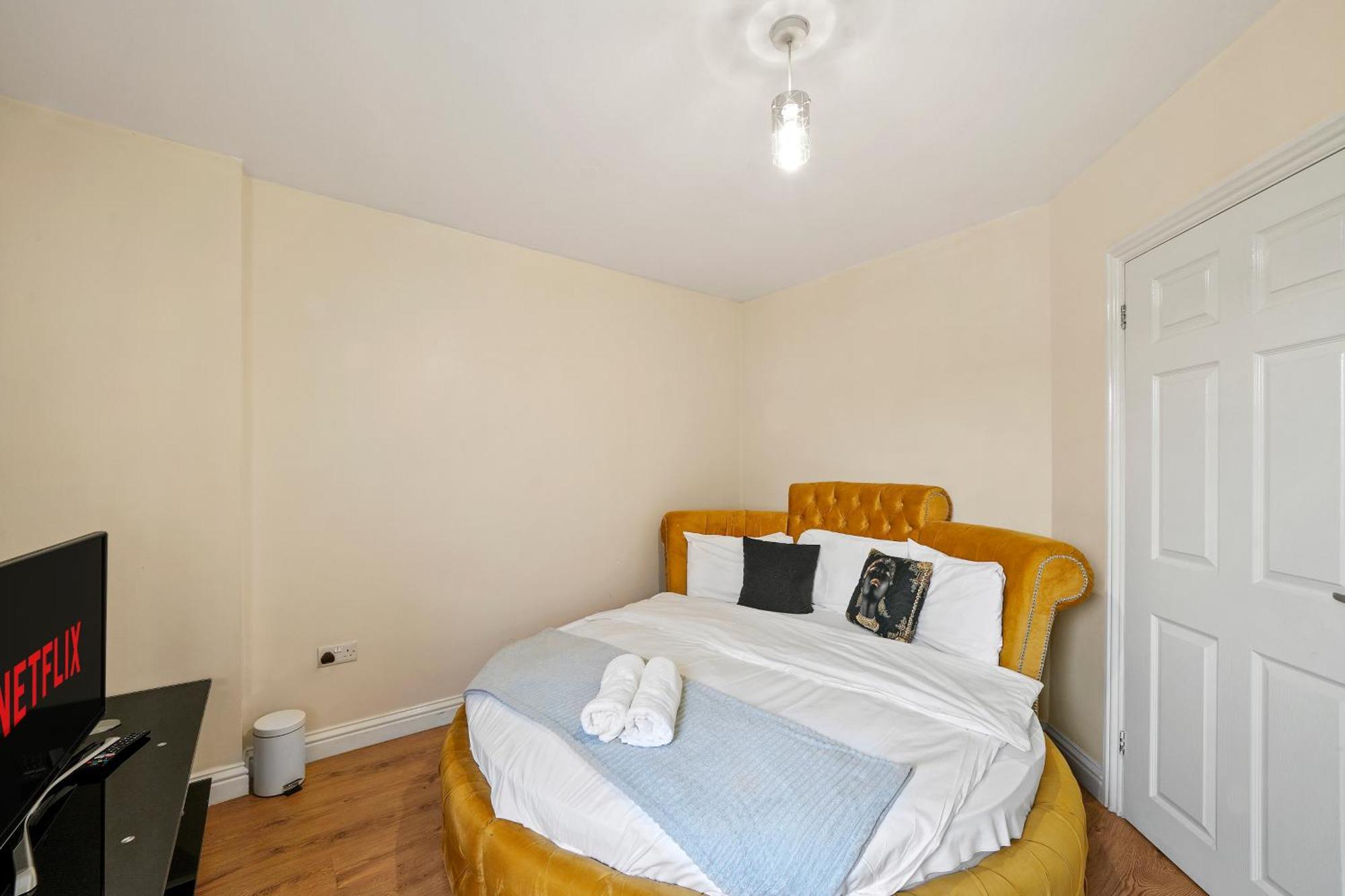 Lt Properties Unique Bungalow Style Spacious One Bedroom Apartment In Luton Town Centre Super Size Round Bed Netflix Ngoại thất bức ảnh